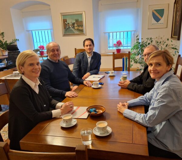 Obisk na Občini Dol pri Ljubljani: Z desne proti levi: Simona Sućić, Vodja sektorja za obratovanje objektov ARAO, mag. Sandi Viršek, direktor ARAO, mag. Rok Prevc, direktor občinske uprave Občine Dol pri Ljubljani, Željko Savič, župan Občine Dol pri Ljubljane, Ana Bavčar, Vodja korporativnega komuniciranja ARAO